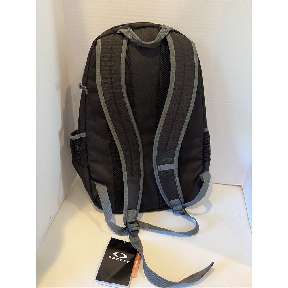Oakley 26L Gearbox 5-Speed Backpack Stone black NEW w/ Tags View 2